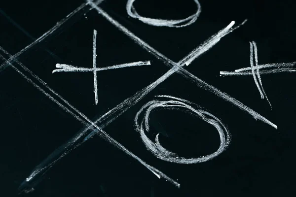 Tic tac toe křídou na školní tabuli tmavé — Stock fotografie