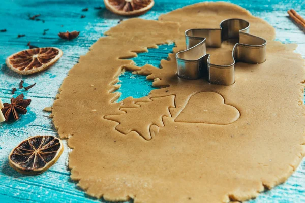 metal kalıpları hamur erkekler üzerinde mavi bir ahşap arka plan ağaç