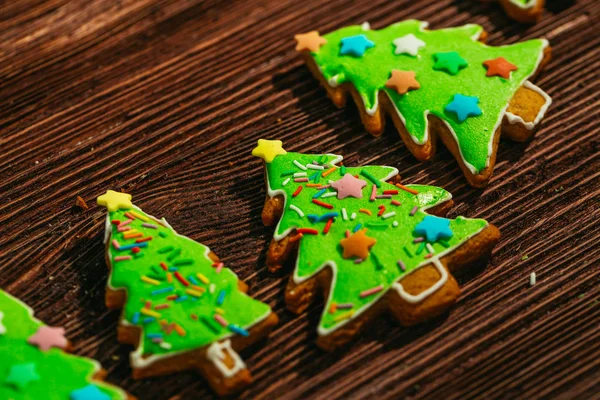 Painted gingerbread Christmas tree on a wooden background — Stock Photo, Image