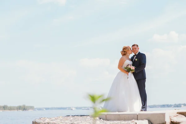 Brud och brudgum på bakgrunden av floden — Stockfoto