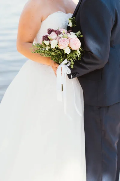 Novia y novio en el fondo del río — Foto de Stock