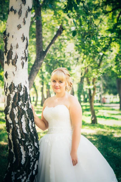 Sposa sullo sfondo della foresta — Foto Stock