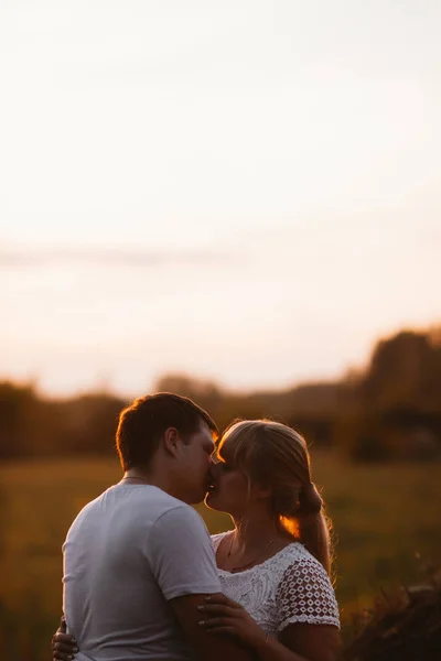 Love story man och kvinna på bakgrunden av höstackar solen — Stockfoto