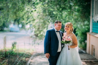 Gelin ve damat şehrin arka planında