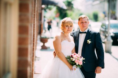 Gelin ve damat şehrin arka planında