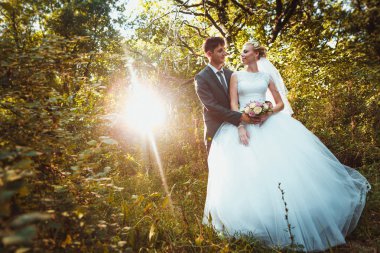 Gelin ve damat orman arka planında