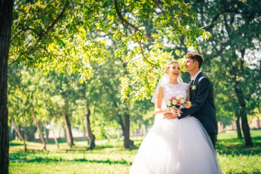 portre gelin ve damat park sokak arka plan üzerinde