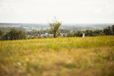 Gelin ve damat sahada.