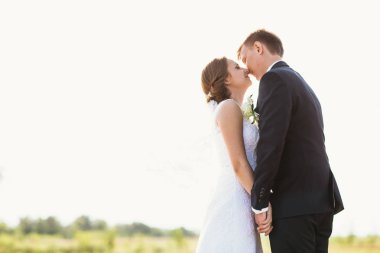 Gelin ve damat sahada.