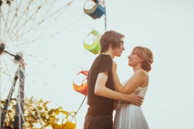 adam ve eğlence arka plan sarılma kız