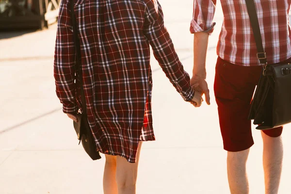 Chico y chica en camisa a cuadros tomados de la mano — Foto de Stock