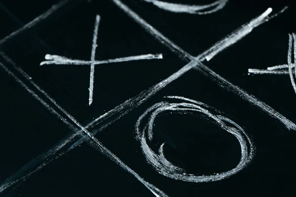 Tic tac toe krita på en svart tavla mörka skola — Stockfoto