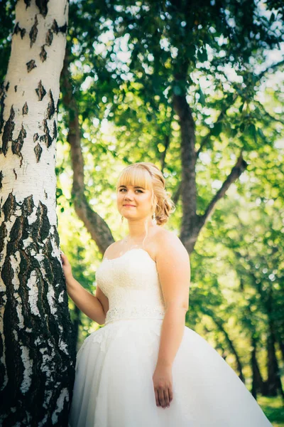 Sposa sullo sfondo della foresta — Foto Stock