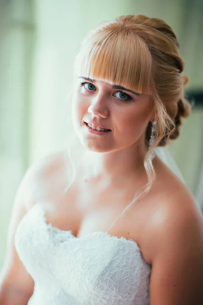 Portrett av den unge, vakre bruden ved vinduet. – stockfoto
