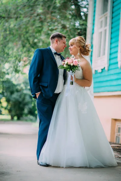 Bride and groom on the background of the city — Stock Photo, Image