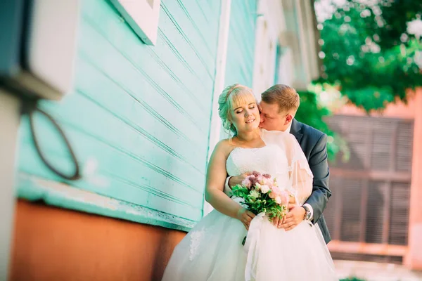 Novia y novio en el fondo de la ciudad — Foto de Stock