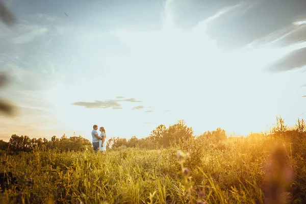 Liefde verhaal man en vrouw op de achtergrond van hooibergen zon — Stockfoto