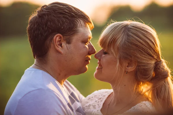 Portret van liefde verhaal man en vrouw op de achtergrond hooibergen — Stockfoto