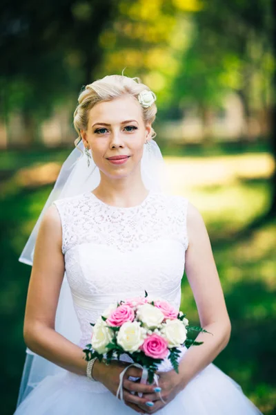 Porträtt bruden på bakgrunden av parken — Stockfoto