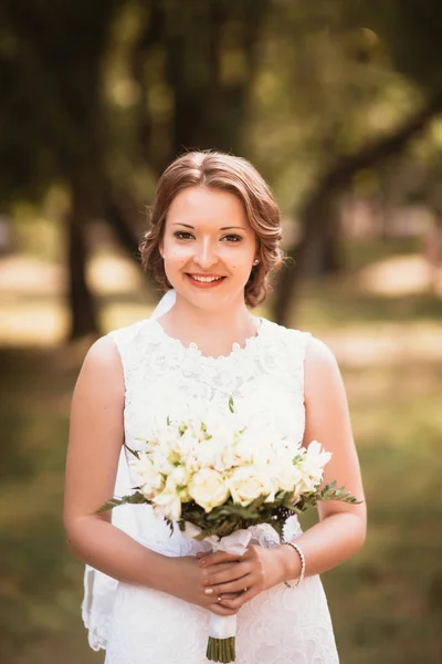 Portrait d'une jeune mariée sur le fond le parc — Photo