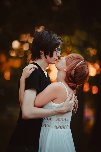 Killen och tjejen embracing på en bakgrund av naturpark — Stockfoto