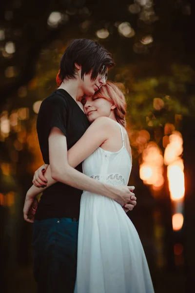 Парень и девушка обнимаются на фоне природного парка — стоковое фото