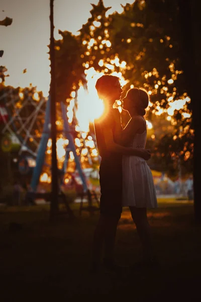 Jongen en het meisje knuffelen bij amusement achtergrond — Stockfoto