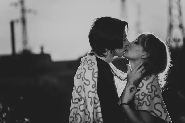 Black and white guy  the girl are standing against the sunset in a plaid — Stock Photo, Image