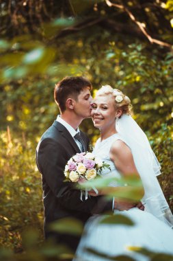 Gelin ve damat orman arka planında