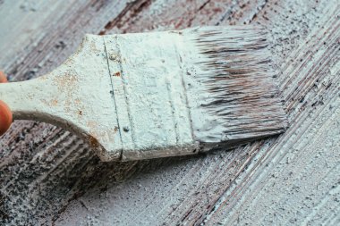 closeup el kullanım fırça boya Beyaz ahşap yüzeyde kahverengi