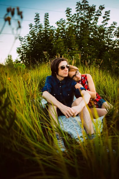 Cara e a menina sentada na grama — Fotografia de Stock