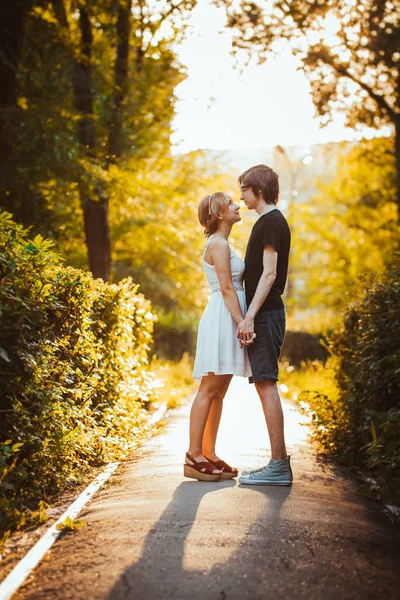 Gars et la fille embrasser sur un fond de parc — Photo