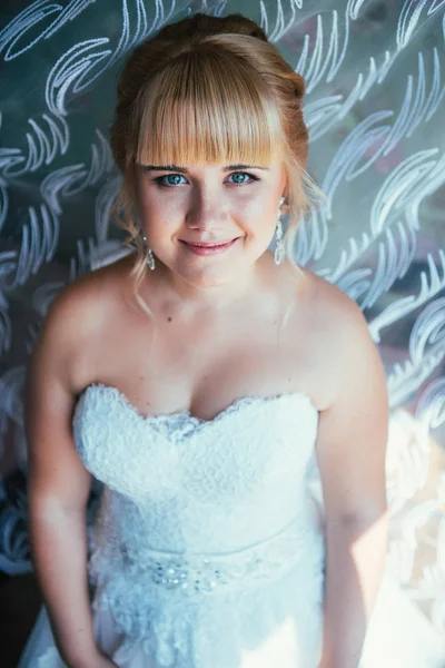 Portret van jonge mooie gelukkige bruid bij het raam — Stockfoto