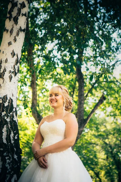 Sposa sullo sfondo della foresta — Foto Stock