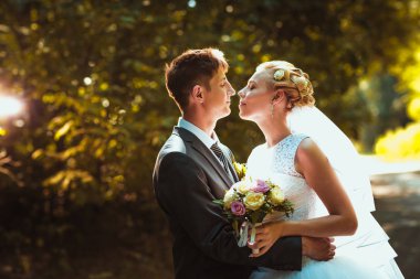 Gelin ve damat orman arka planında