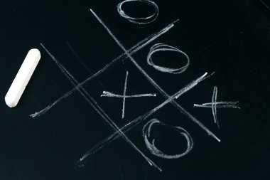 Tic tac toe tebeşir okul yazı tahtası koyu