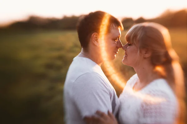 Porträtt av love story man och kvinna på bakgrunden höstacken — Stockfoto