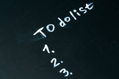 yazıt yapmak tebeşir ile karanlık bir okul tahtaya çizilen liste