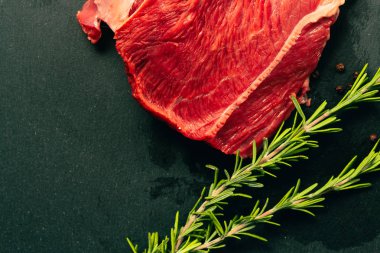 Slate Stone mutfak tahtasında baharatlı çiğ et.