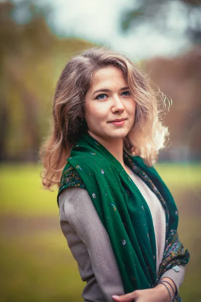 Portrait d'une jeune fille avec écharpe verte sur le fond parc d'automne — Photo