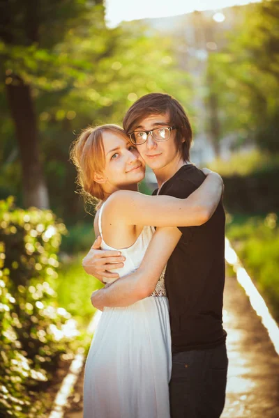 Chico y la chica abrazando en un fondo de parque —  Fotos de Stock