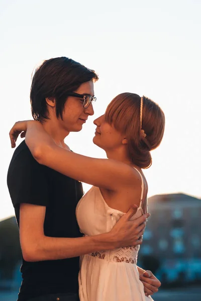 Guy and the girl hug in the background of the city — Stock Photo, Image