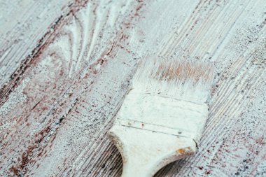 closeup el kullanım fırça boya Beyaz ahşap yüzeyde kahverengi