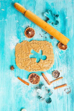 metal erkek aşk hamur üzerinde mavi bir ahşap arka plan kalıpları