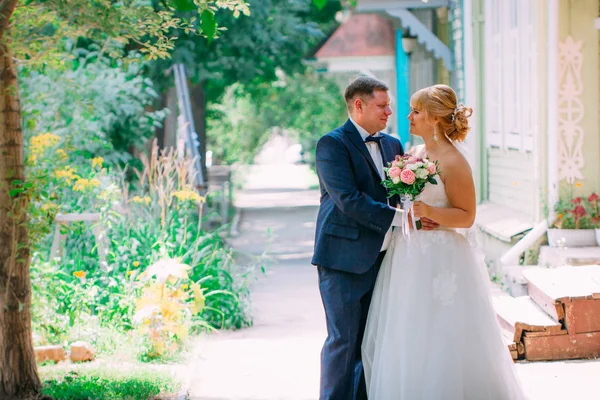 Mariée et marié sur le fond de la ville — Photo