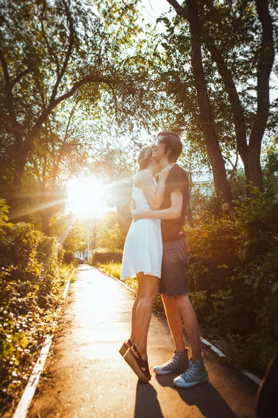 Chico y la chica abrazando en un fondo de parque — Foto de Stock