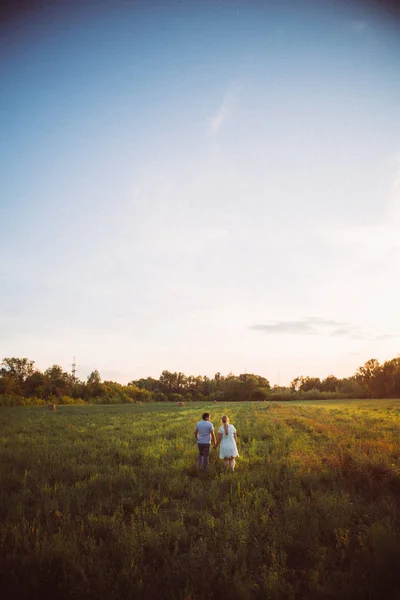 Love story man och kvinna på bakgrunden av höstackar solen — Stockfoto