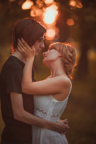 Killen och tjejen embracing på en bakgrund av naturpark — Stockfoto