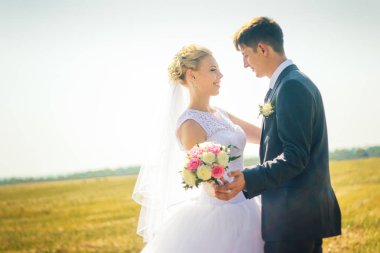 Gelin ve damat alan arka plan üzerinde