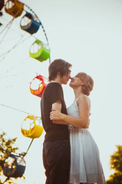 adam ve eğlence arka plan sarılma kız